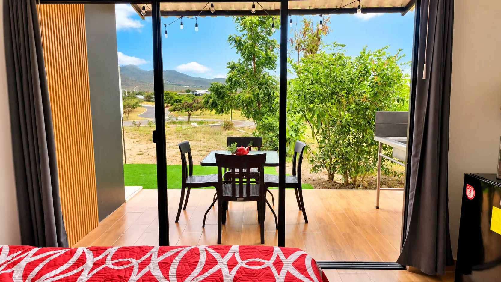 Habitación y terraza de Refugio Toquilla