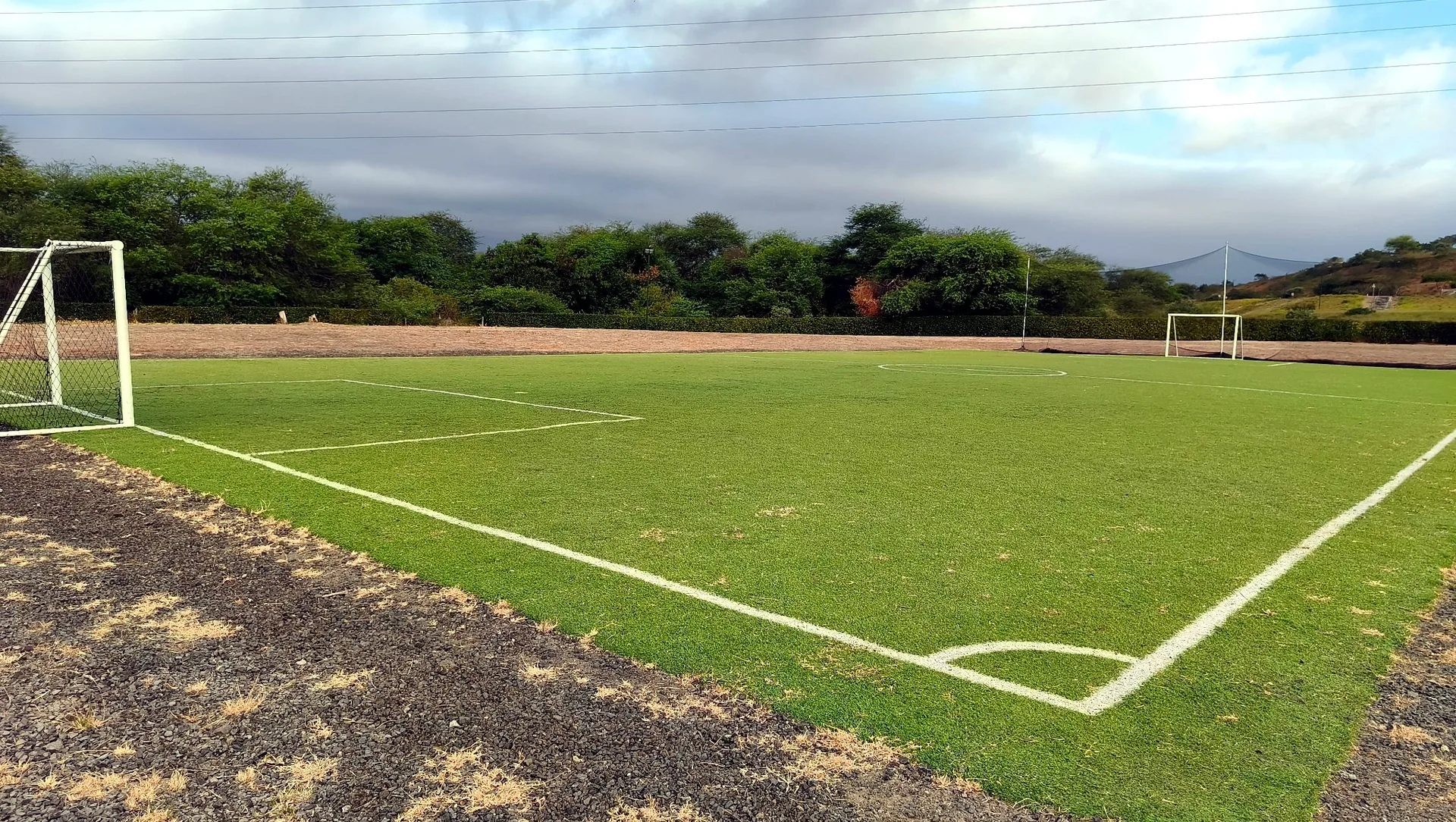 Cancha sintética en Refugio Toquilla