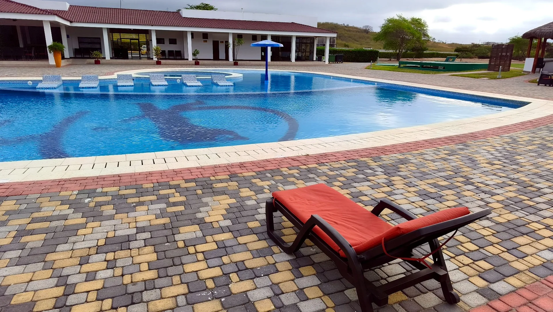 Piscina y área de descanso de Refugio Toquilla